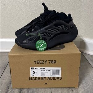 Yeezy 700 V3: Alvah